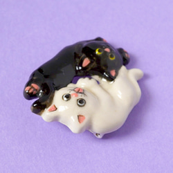[陶器]白猫と黒猫のブローチ 4枚目の画像