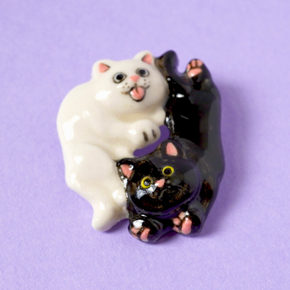 [陶器]白猫と黒猫のブローチ 2枚目の画像
