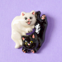 [陶器]白猫と黒猫のブローチ 1枚目の画像
