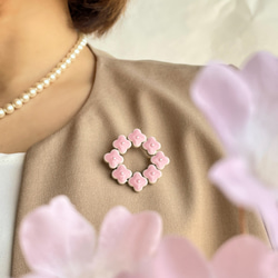 ”桜ピンク小花のリースブローチ” 美濃焼 ピンク 桜色　入学式 結婚式 フォーマル 母の日 プレゼント 2枚目の画像