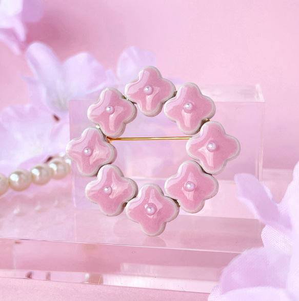 ”桜ピンク小花のリースブローチ” 美濃焼 ピンク 桜色　入学式 結婚式 フォーマル 母の日 プレゼント 1枚目の画像