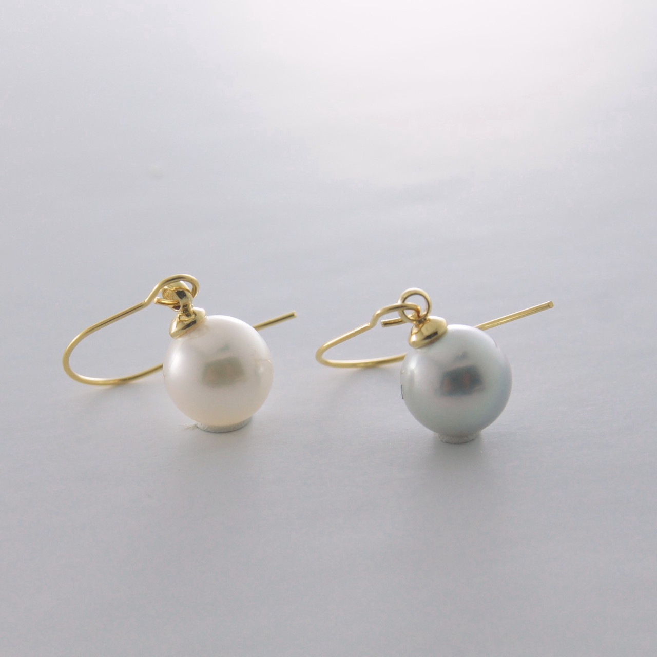 伊勢志摩の海で私たちが育てたアコヤ真珠 マルチカラー ゴールドフックピアス 7.7mm 金属アレルギー対応