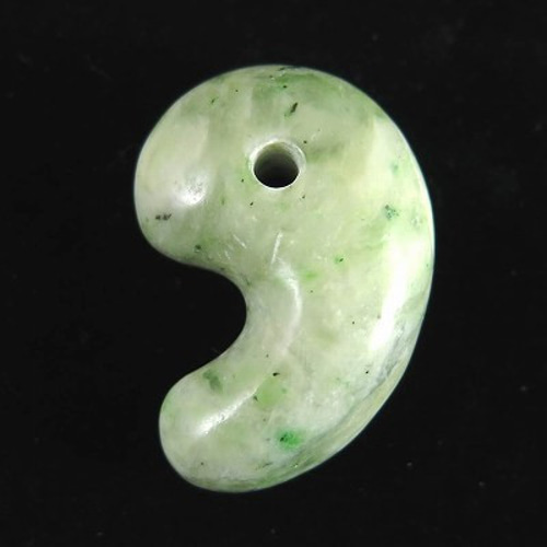 日高翡翠（ホワイトグリーン） 33mm勾玉 16.2g【榎本通商25802