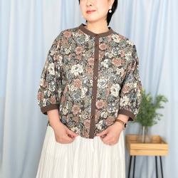 クラシカルな花柄の七分袖タックブラウス (チャコールグレー) 大人