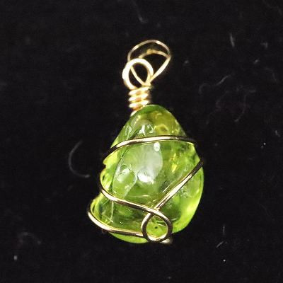 ペリドット  タンブル 18Kワイヤーラップ ペンダントトップ 1.7g　【榎本通商42608】
