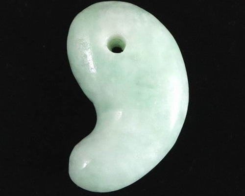 青緑入り✳小滝産原石切出し極上品質　本物の糸魚川翡翠勾玉　機械鑑定付の極上物を‼️ 青緑入り✳小滝産原石切出し極上品質 本物の糸魚川翡翠勾玉 機械