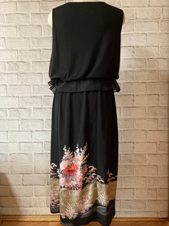 牡丹柄　黒留袖リメイク　絹　ワンプリーツスカート 5枚目の画像
