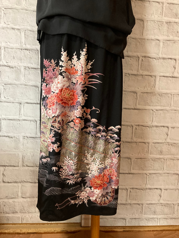 牡丹柄　黒留袖リメイク　絹　ワンプリーツスカート 1枚目の画像