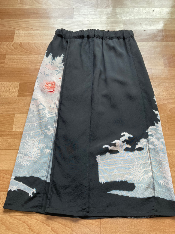 牡丹柄　黒留袖リメイク　絹　ワンプリーツスカート 13枚目の画像