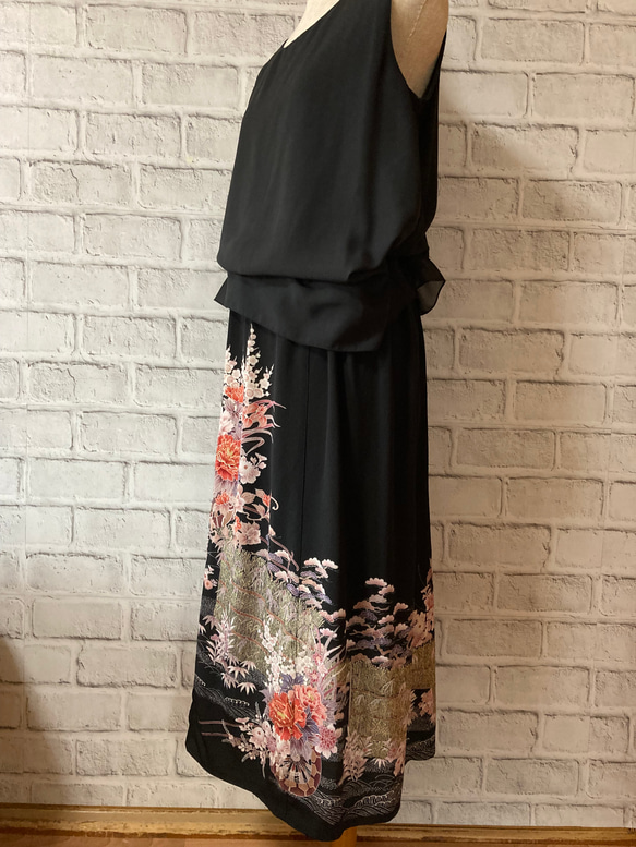 牡丹柄　黒留袖リメイク　絹　ワンプリーツスカート 3枚目の画像