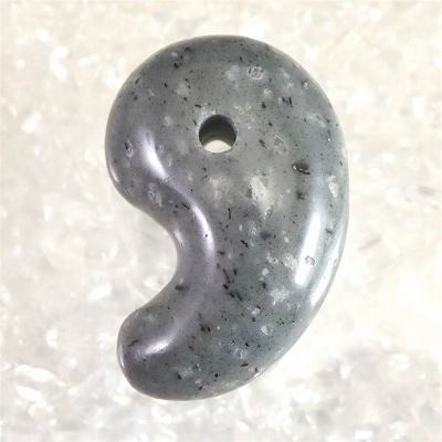 青海薬石 （新潟県糸魚川市） 32mm勾玉 証明書付 11.7ｇ【榎本通商51069】