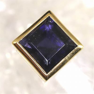 アイオライトサンストーン 7.7mmスクエアカット ペンダントトップ　K18YG　0.91g【榎本通商52682】