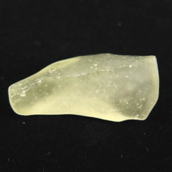 リビアングラス 24mm原石 9.2g #26102 天然石 榎本通商 通販 19826975