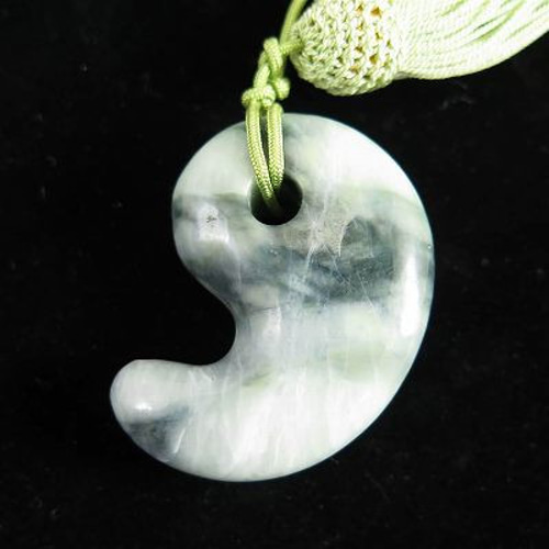 糸魚川翡翠 勾玉 濃緑 38mm 勾玉／濃緑色・緑色ヒスイ | 糸魚川翡翠工房こたき
