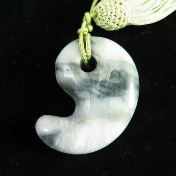 ヒスイ　根付　ペンダントトップ 糸魚川翡翠 ヒスイ 緑 50mm勾玉 根付＆ディレクトリカード付