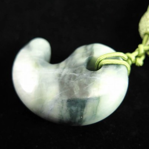 糸魚川翡翠 ヒスイ 緑 50mm勾玉 根付＆ディレクトリカード付 60.5g