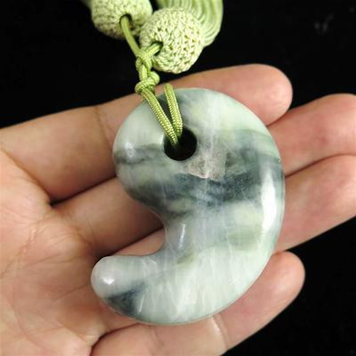 糸魚川翡翠 ヒスイ 緑 50mm勾玉 根付＆ディレクトリカード付 60.5g