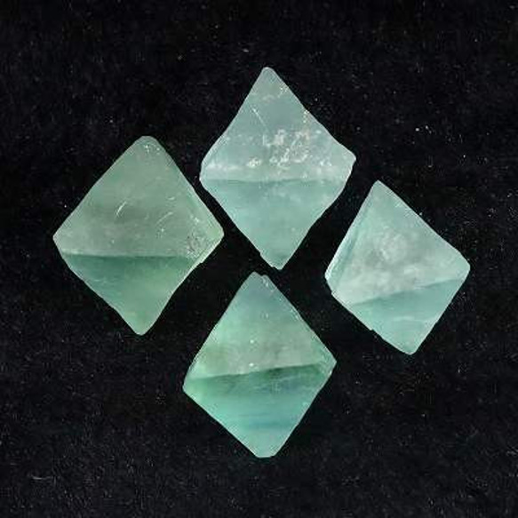 種類不明 八面体原石 蛍石？ 楽天市場】フローライト 八面体 原石 詰め合わせ アソート【約100g