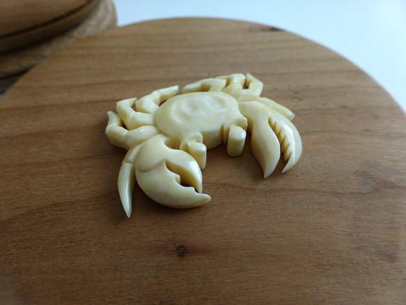 ナンタケットバスケット用　マッコウ鯨歯のオーナメント「Crab/蟹」 6枚目の画像