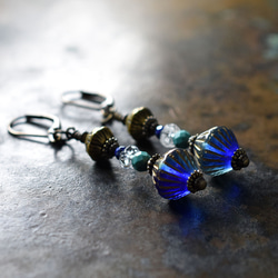 海藍寶石和藍色捷克珠搭配石英、綠松石、青金石和蓮花黃銅耳環 第1張的照片