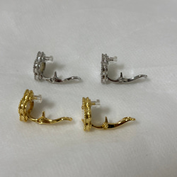 【アウトレット】【在庫あり】ホワイトシェル　クローバー　花　18k ピアス　　ゴールド 2枚目の画像