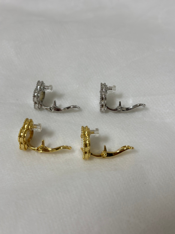 【アウトレット】【在庫あり】ホワイトシェル　クローバー　花　18k ピアス　　ゴールド 2枚目の画像