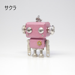 mic classic　カラーモデル　木と金属のロボットチャームキーホルダー 4枚目の画像