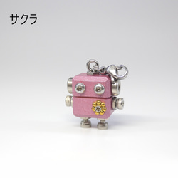 mic mini　カラーモデル　木と金属のロボットチャームキーホルダー 4枚目の画像