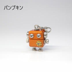 mic mini　カラーモデル　木と金属のロボットチャームキーホルダー 5枚目の画像