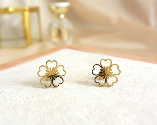 ゴールド 花模様 透かしデザイン ピアス ゴールド 花模様 透かしデザイン ピアス