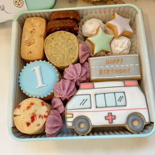 お誕生日のお祝いに♡はたらく車のクッキー缶♩ クッキー studio