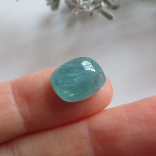 発色美12×9.7mm希少石「グランディディエライト」カボションルース  