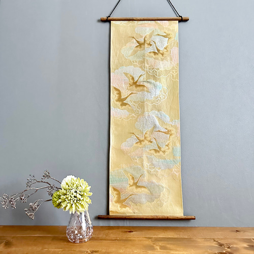 ワケありな逸品 帯のタペストリー アンティーク 金色に虹色の雲と鶴