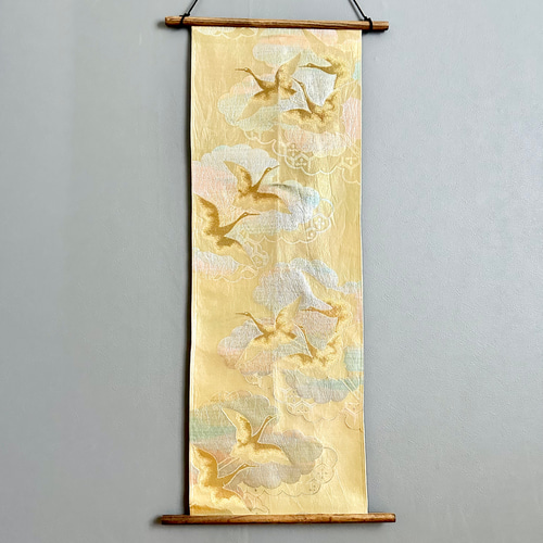 ワケありな逸品 帯のタペストリー アンティーク 金色に虹色の雲