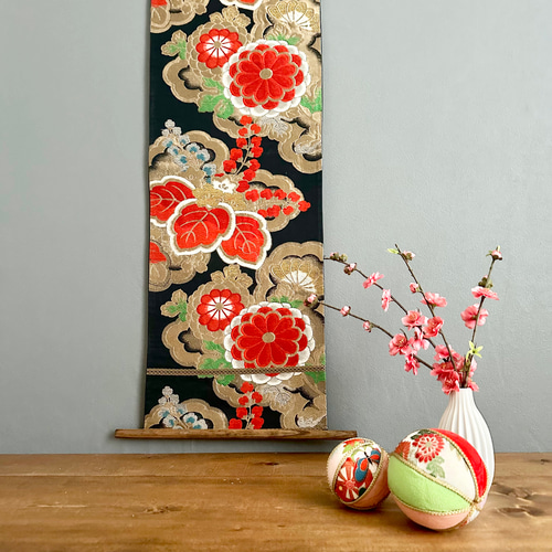 帯のタペストリー 金色の雲に菊と桐 着物リメイク インテリア 掛け軸