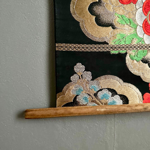 帯のタペストリー 金色の雲に菊と桐 着物リメイク インテリア 掛け軸