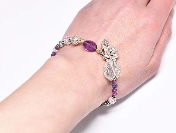 紫水晶與植物卡倫銀、醋栗、紫羅蘭法國復古珠、藍晶石手鍊 第7張的照片
