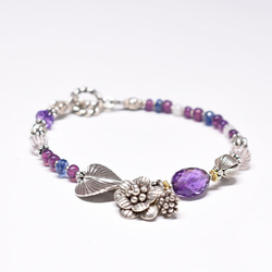 紫水晶與植物卡倫銀、醋栗、紫羅蘭法國復古珠、藍晶石手鍊 第4張的照片