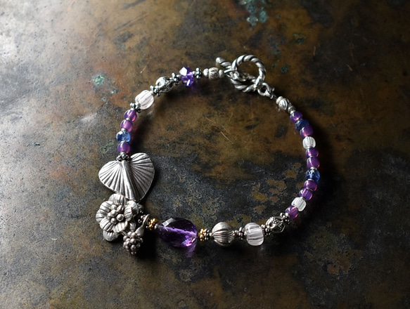 紫水晶與植物卡倫銀、醋栗、紫羅蘭法國復古珠、藍晶石手鍊 第2張的照片