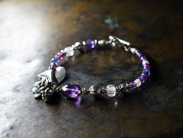 紫水晶與植物卡倫銀、醋栗、紫羅蘭法國復古珠、藍晶石手鍊 第1張的照片