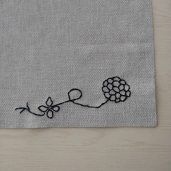 シック&シンプル 花の手刺繍ランチョンマット 3枚目の画像