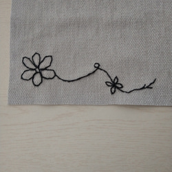 シック&シンプル 花の手刺繍ランチョンマット 2枚目の画像