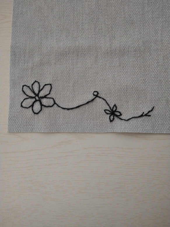 シック&シンプル 花の手刺繍ランチョンマット 2枚目の画像