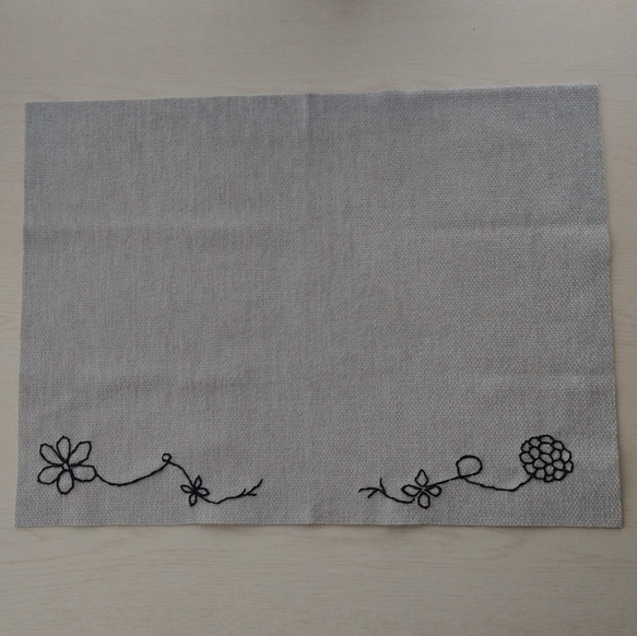 シック&シンプル 花の手刺繍ランチョンマット 1枚目の画像