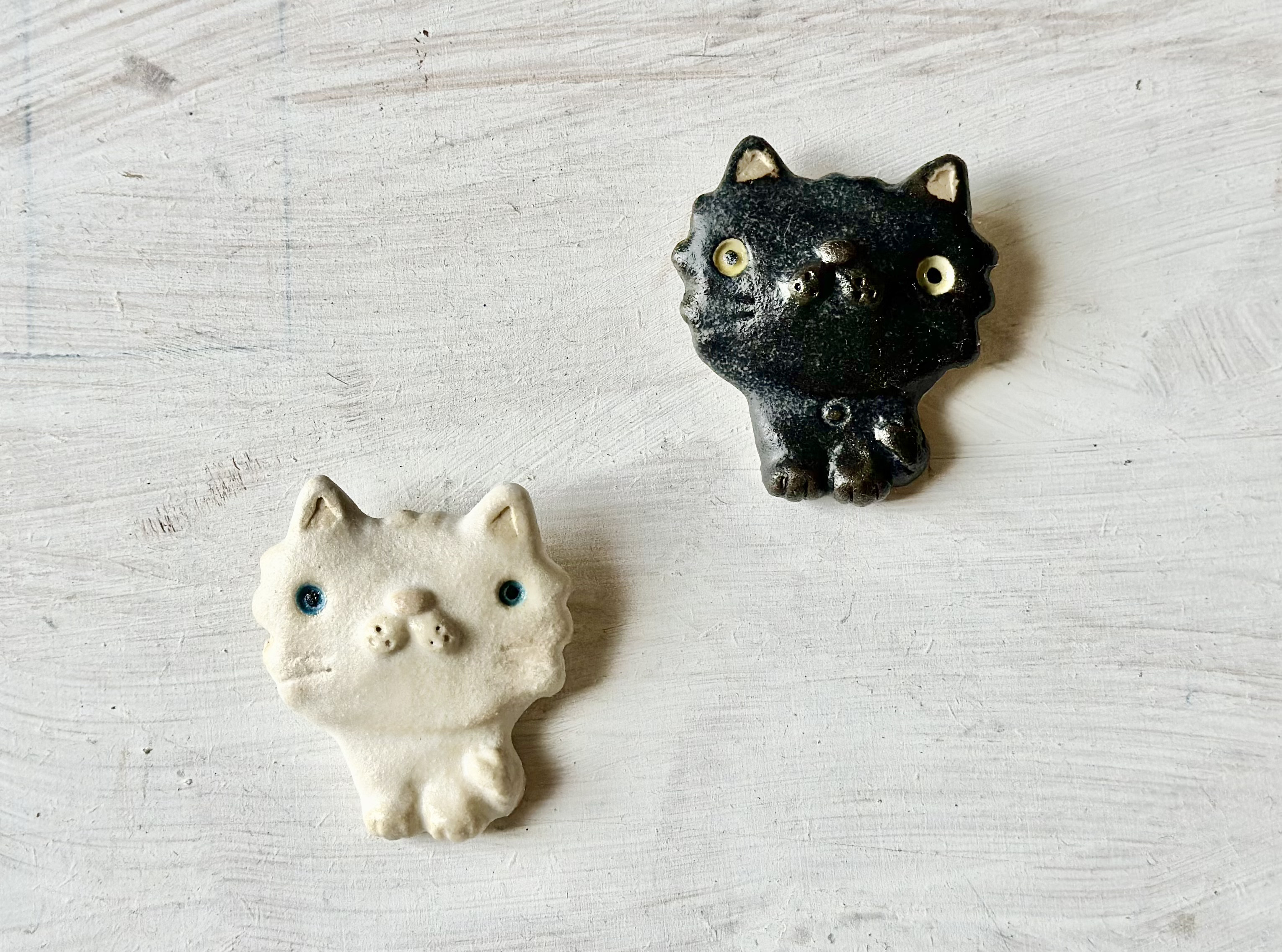 ☆ブローチ☆ 寄ってく？サラリーマン白猫レジン