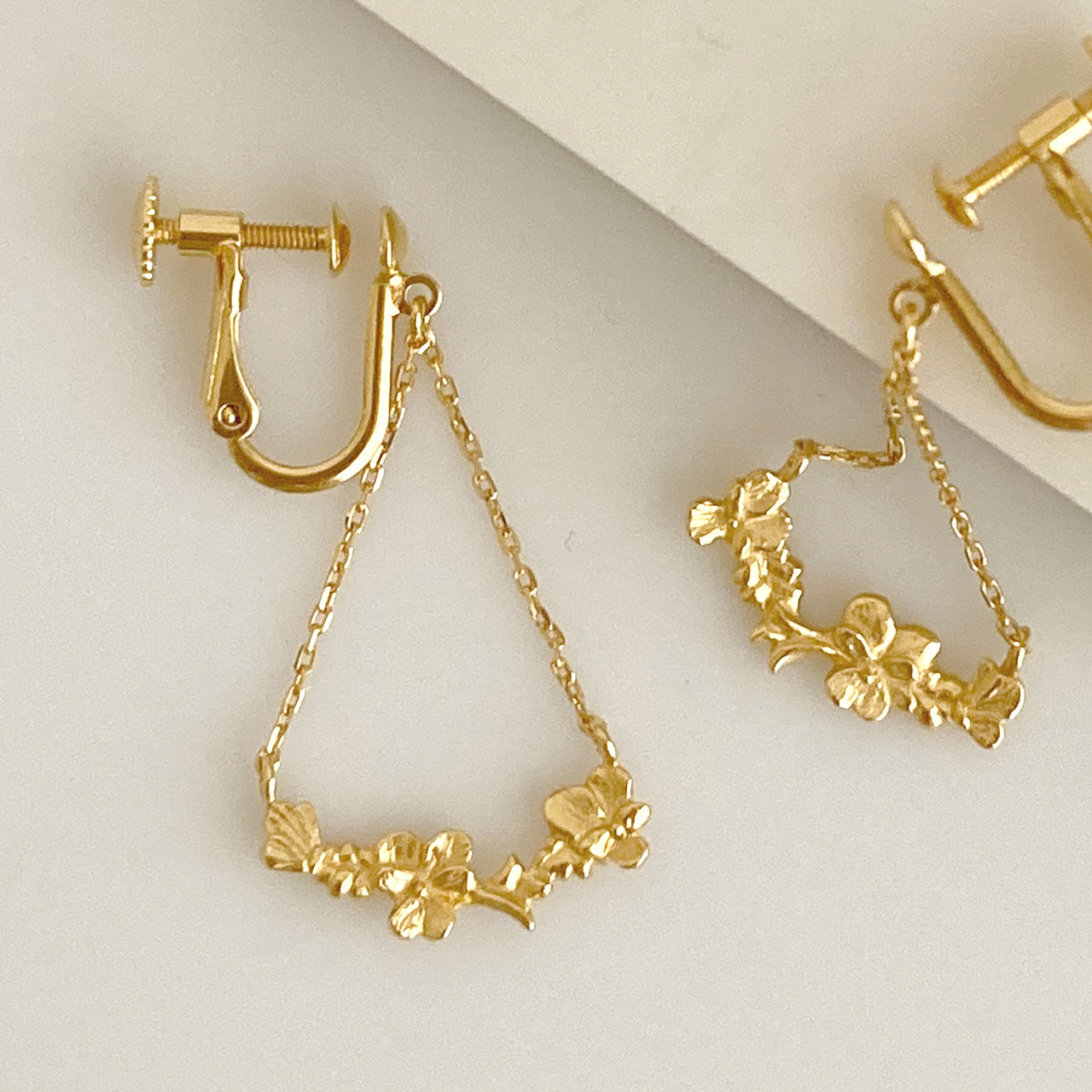 パンジーの両吊りイヤリング