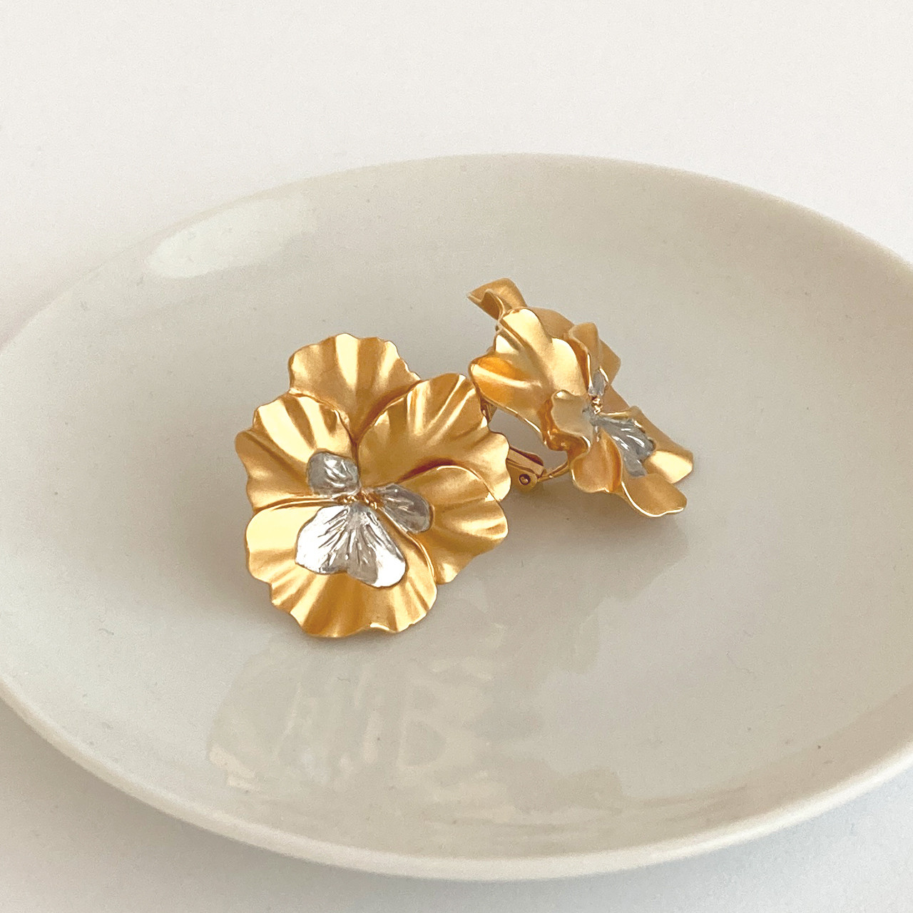 フリルパンジーのビックイヤリング