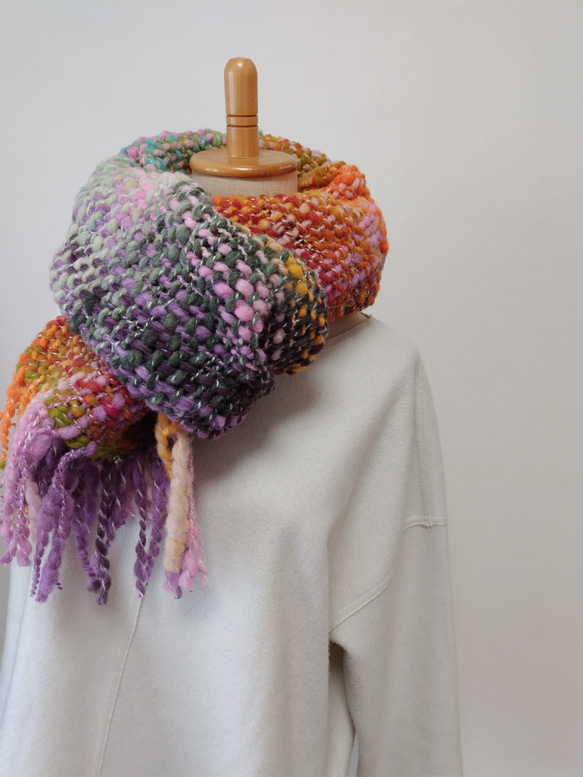 手紡ぎ手織りのマフラー　虹色スパイラルヤーン（野呂英作のクーヘン） 3枚目の画像