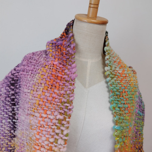 手紡ぎ手織りのマフラー 虹色スパイラルヤーン（野呂英作のクーヘン