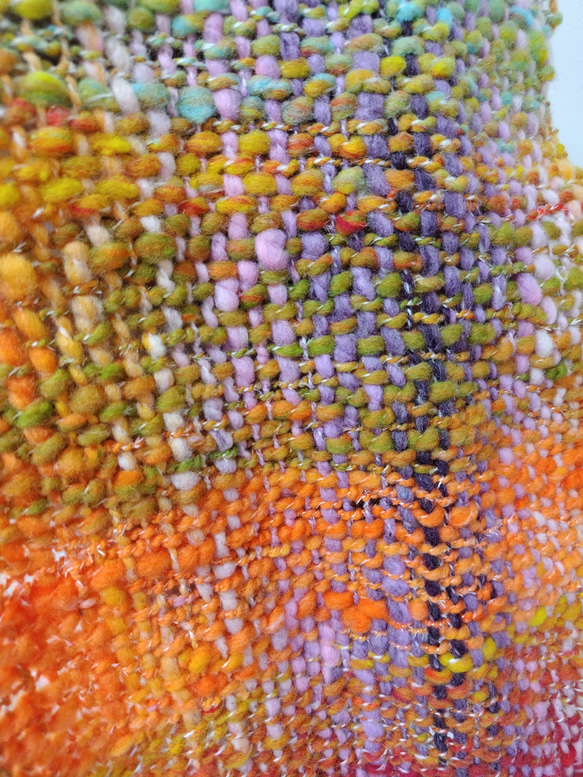 手紡ぎ手織りのマフラー　虹色スパイラルヤーン（野呂英作のクーヘン） 4枚目の画像